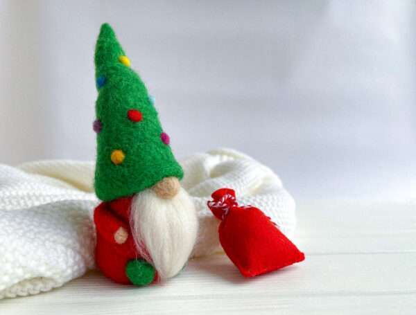 Новорічна іграшка " Різдвяний гном з мішком WoollyFox "