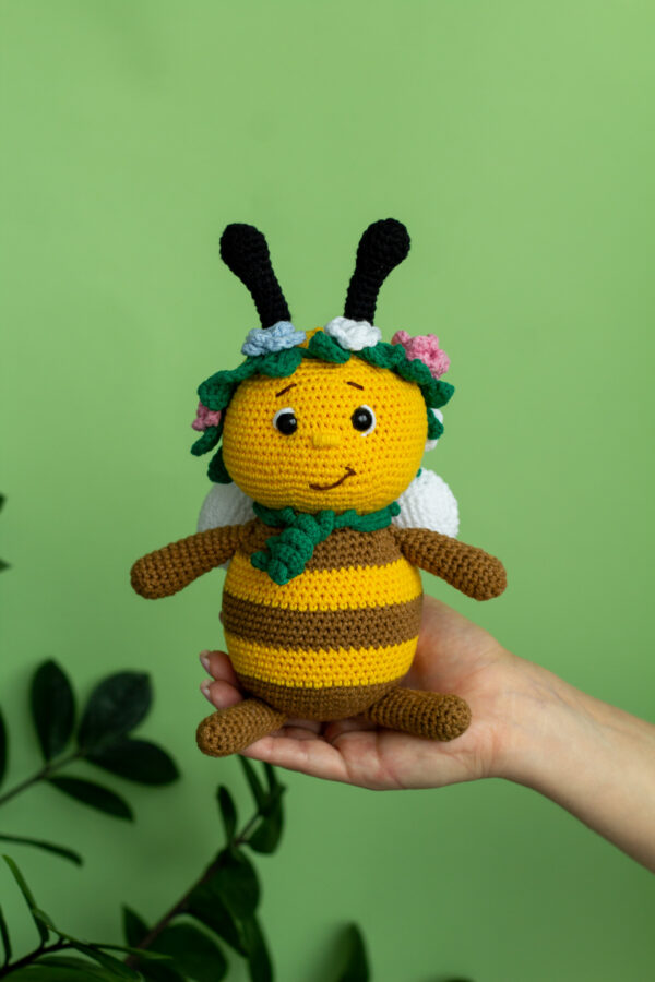 В'язана іграшка амігурумі Бджілка